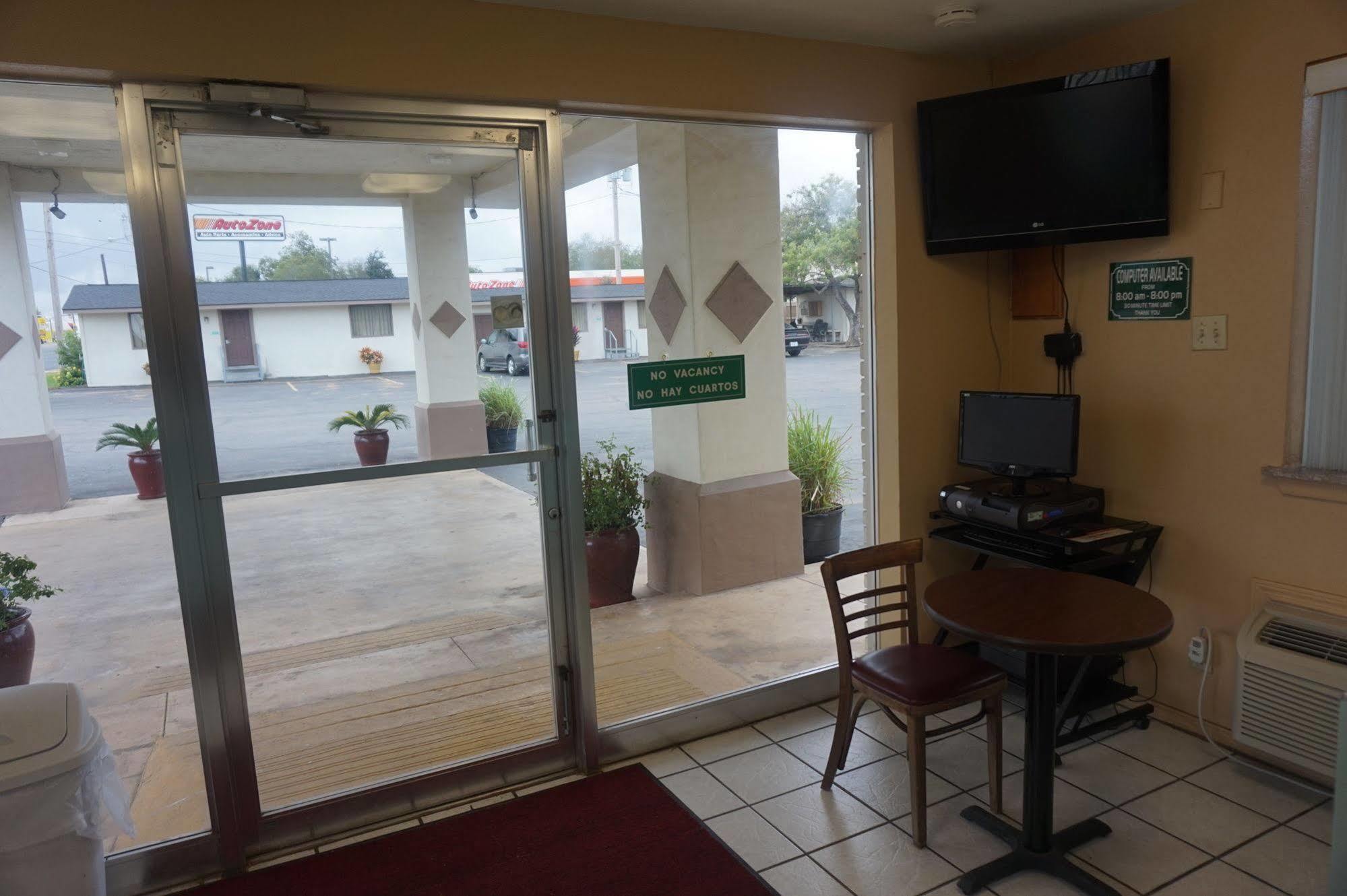 Executive Inn Pearsall Exteriér fotografie